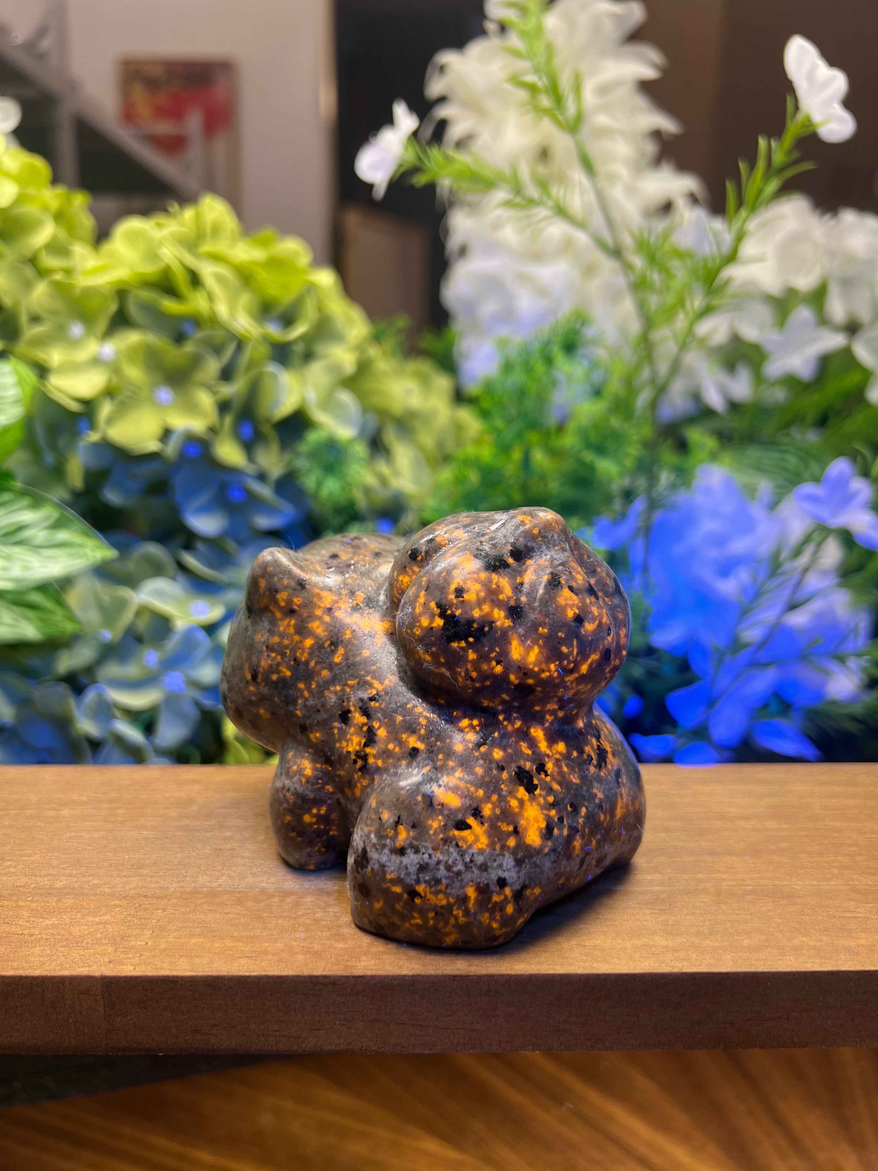 Yooperlite Anime Plant Carving (Medium,3.54 x 2.46 x 2.96, 1.36lb)