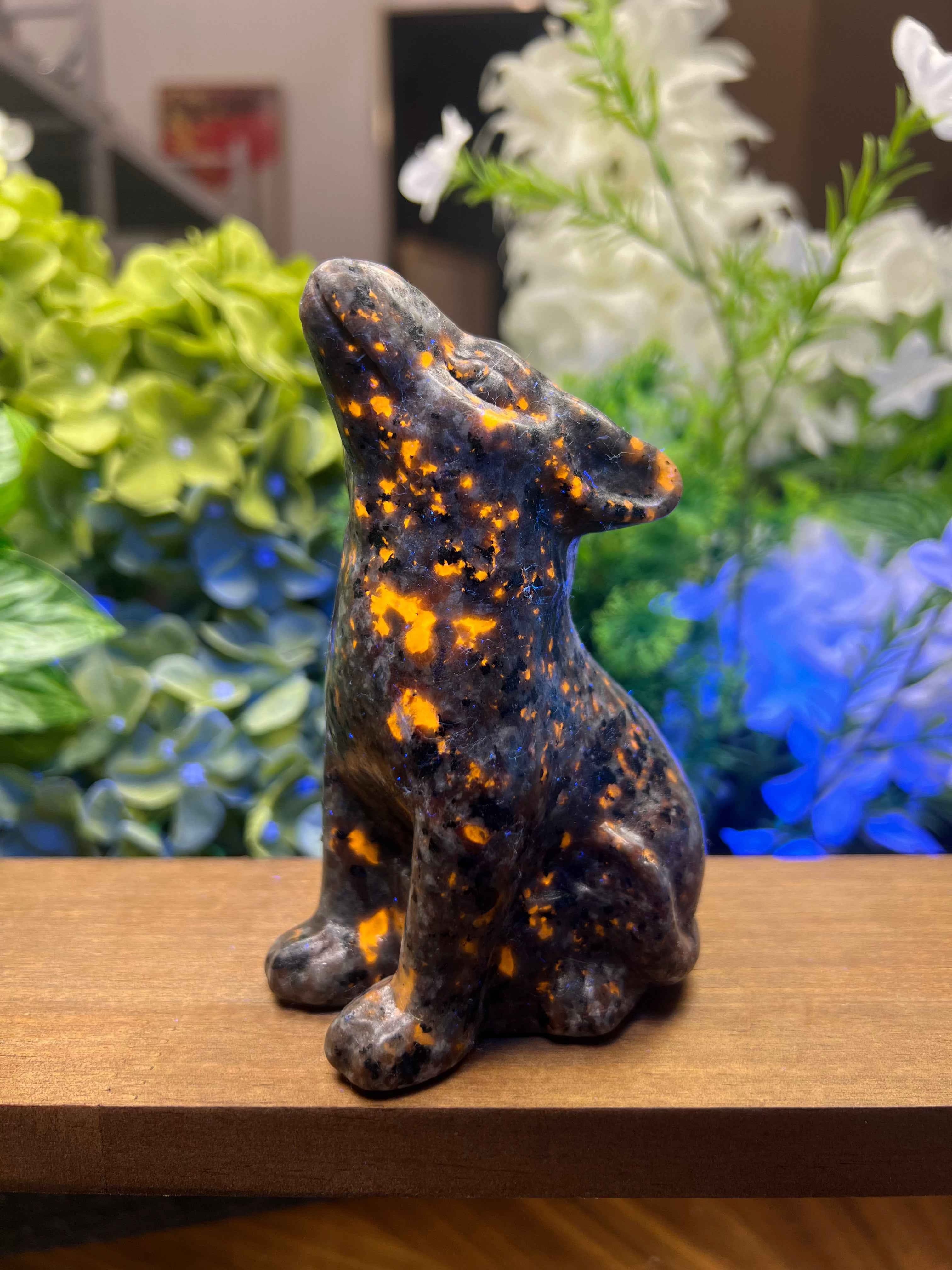 Unique Yooperlite Howling Wolf Carving - Bring Nature's Spirit to Your Home