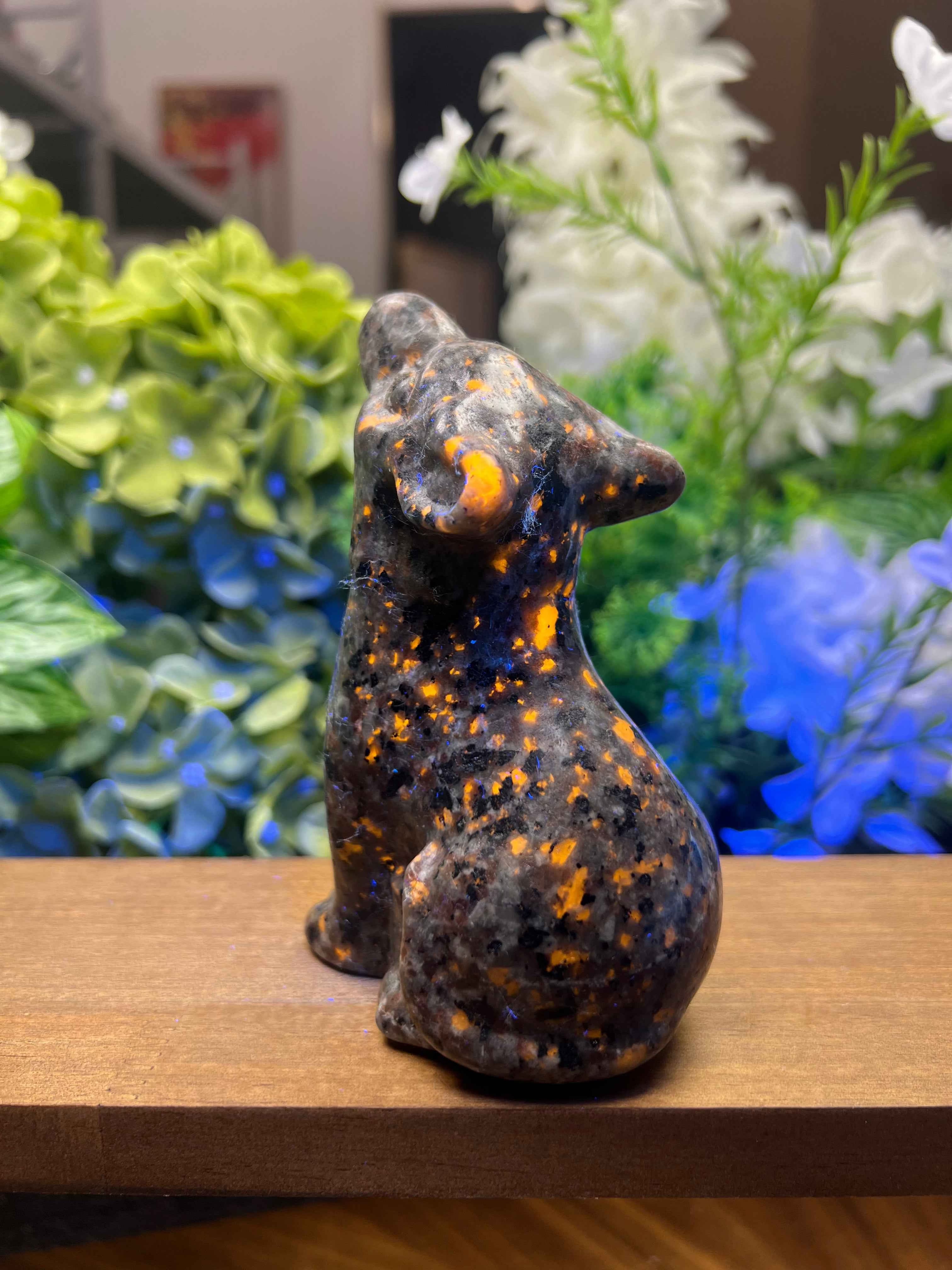 Unique Yooperlite Howling Wolf Carving - Bring Nature's Spirit to Your Home