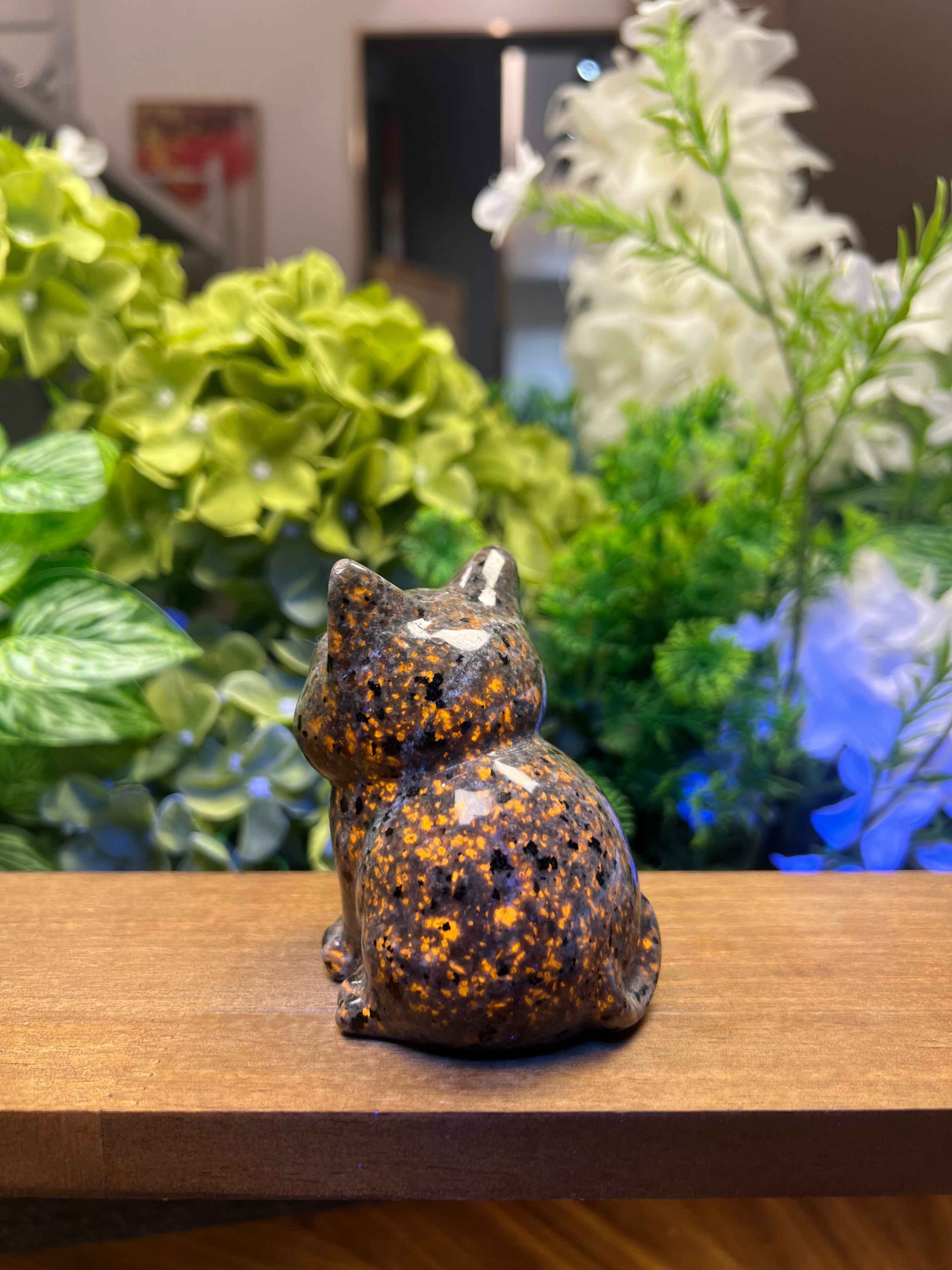 Yooperlite Kitten Carving (Medium, 2.75*2.15*3.21, 0.725lb)