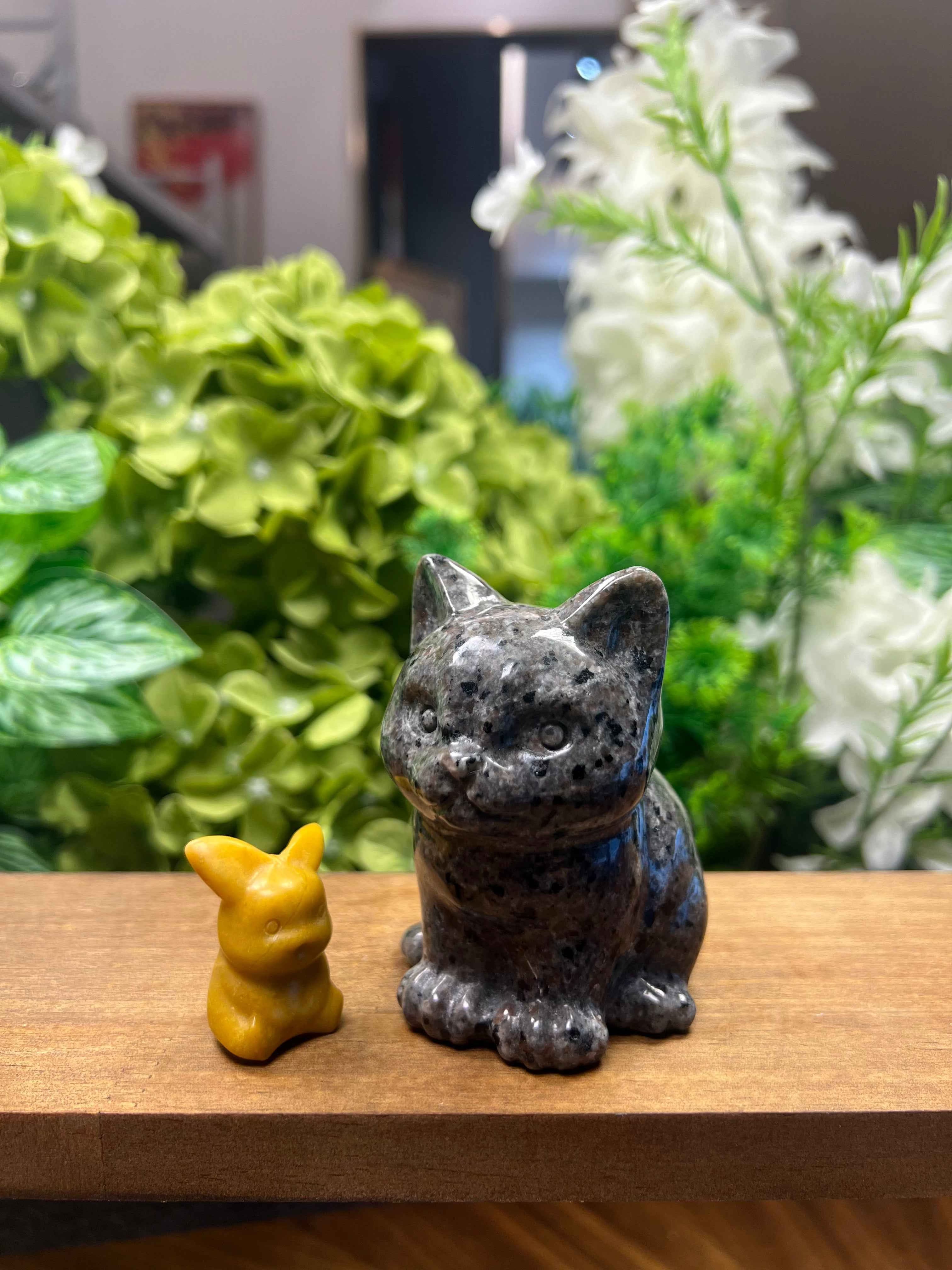 Yooperlite Kitten Carving (Medium, 2.75*2.15*3.21, 0.725lb)